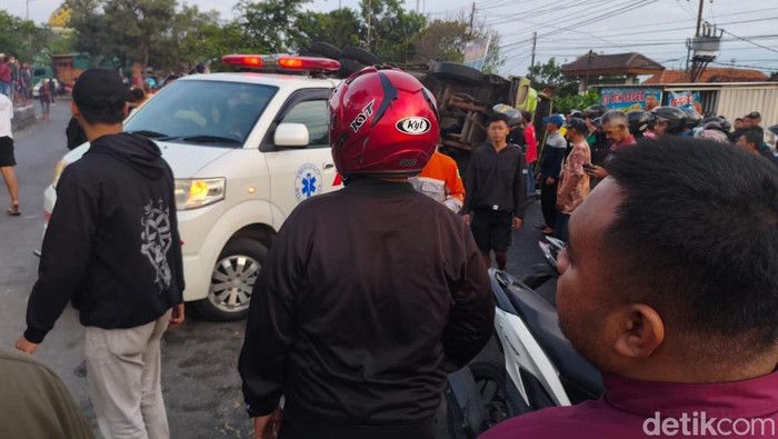Truk Trailer Terguling di Balongbendo Sidoarjo, 1 Pengendara Motor Tewas