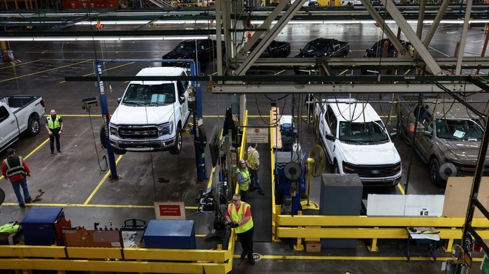 U.S. President Donald Trump stands with Bill Ford, Executive Chairman of Ford and Corey Williams, Ford River Rouge Plant Manager, as President Trump visits a Ford production center in Dearborn, Michigan, U.S., January 13, 2026. REUTERS/Evelyn Hockste