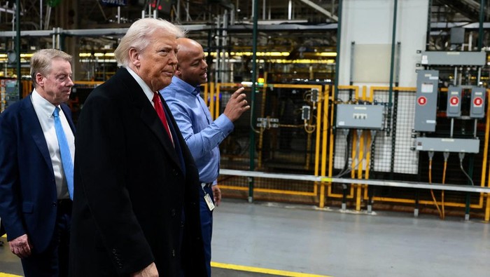 U.S. President Donald Trump stands with Bill Ford, Executive Chairman of Ford and Corey Williams, Ford River Rouge Plant Manager, as President Trump visits a Ford production center in Dearborn, Michigan, U.S., January 13, 2026. REUTERS/Evelyn Hockstein