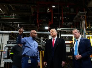 Jari Tengah Presiden Trump Usai Diteriaki Umpatan Pelindung Pedofil