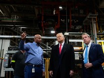 Jari Tengah Presiden Trump Usai Diteriaki Umpatan Pelindung Pedofil