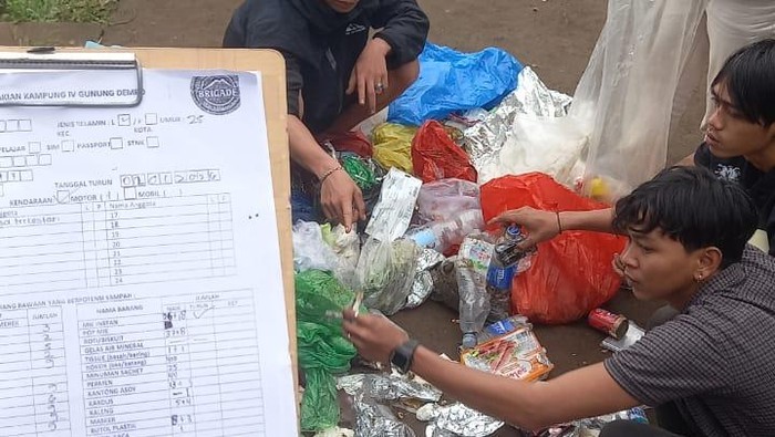 Tumpukan sampah di Pos Brigade pasca pendakian Gunung Dempo saat Nataru