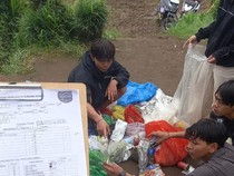 Sampah Pendaki Sisa Momen Nataru di Dunung Dempo Berserakan