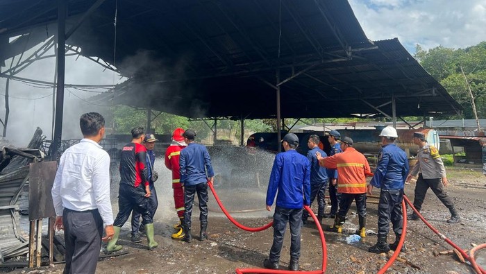 Gudang BBM Ilegal di Muara Enim Terbakar, Polisi Selidiki