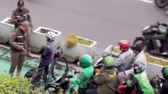 Viral Pesepeda Adang Pemotor di Jalur Sepeda Jl Sudirman, Begini Kronologinya