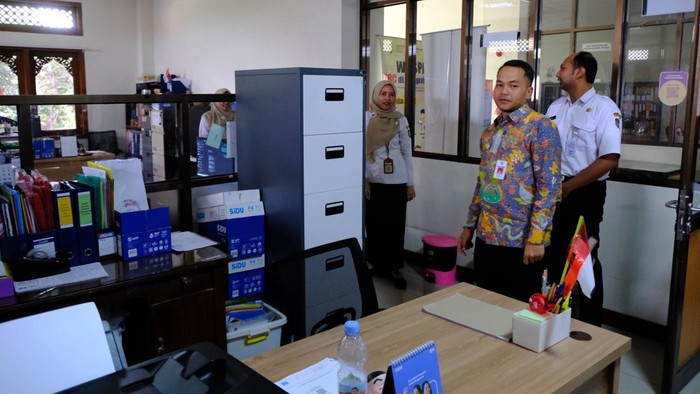 Wali Kota Solo Respati Ardi meninjau uji coba WFA di Balai Kota Solo, Rabu (14/1/2026).