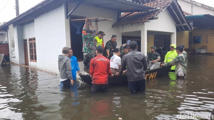 Banjir Kudus Meluas, Ratusan Warga Mengungsi