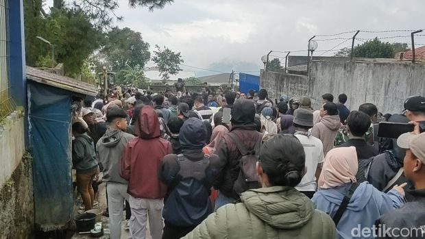 Warga usir alat berat dari gunung gede pangrango Warga usir alat berat dari gunung gede pangrango