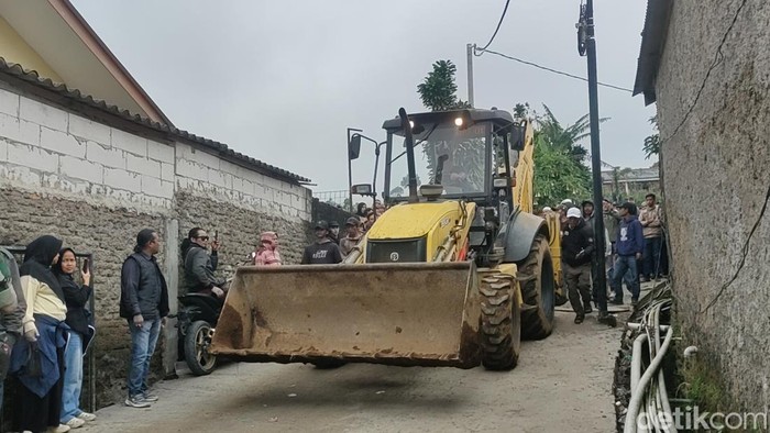 Warga usir alat berat dari gunung gede pangrango