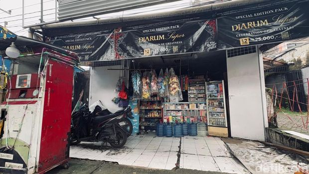 Warung Bugis alias toko kelontong di Makassar.