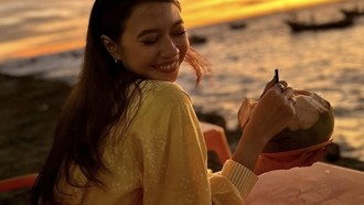 Asyiknya Yuki Kato Bersantai Ditemani Es Kelapa hingga Kopi Susu!