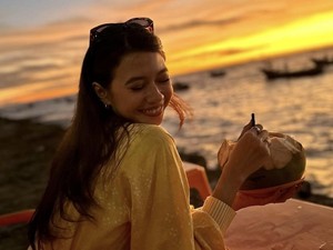 Asyiknya Yuki Kato Bersantai Ditemani Es Kelapa hingga Kopi Susu!