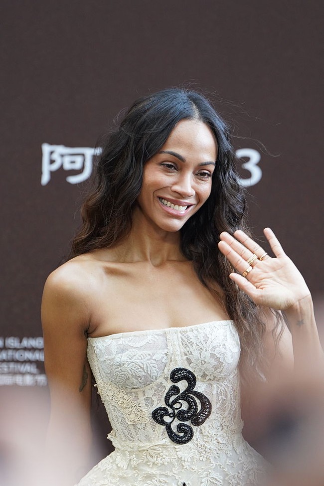 Melalui unggahan di Instagram pada Selasa malam, Zoe menyampaikan rasa terima kasihnya. “Saya ingin mengungkapkan rasa syukur terdalam atas perjalanan luar biasa yang membawa saya menjadi aktor film dengan pendapatan tertinggi sepanjang masa hari ini,” tulisnya. Ia menegaskan pencapaian tersebut tak lepas dari kepercayaan para kolaborator dan sutradara yang bekerja bersamanya. Foto: VCG via Getty Images/VCG