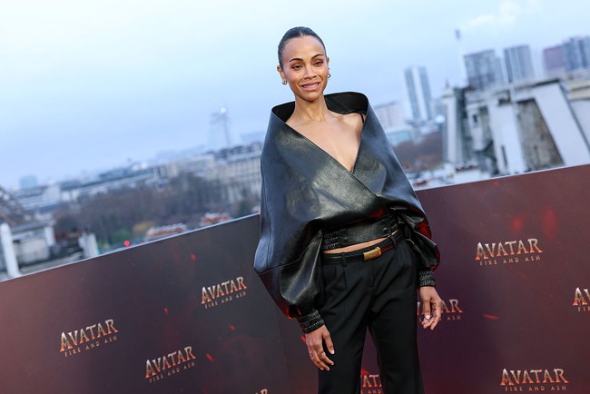 Zoe secara khusus menyebut nama J.J. Abrams, Joe Russo dan Anthony Russo, James Gunn, serta James Cameron. “Terima kasih telah melihat potensi dalam diri saya dan menantang saya untuk selalu memberikan yang terbaik,” ungkapnya. (Foto: Pascal Le Segretain/Getty Images)