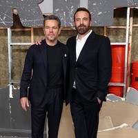 Selain istri dan anak-anaknya, karya terbaru Matt Damon didukung oleh sahabatnya, Ben Affleck, yang juga bermain dalam film tersebut. Selain Ben, film itu dimeriahkan dengan penampilan Steven Yeun, Teyana Taylor, Sasha Calle, Catalina Sandino Moreno, Scott Adkins dan Kyle Chandler. Foto: FilmMagic/John Nacion