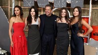 Momen Langka Matt Damon Tampil Bareng 3 Putri Cantiknya di Karpet Merah
