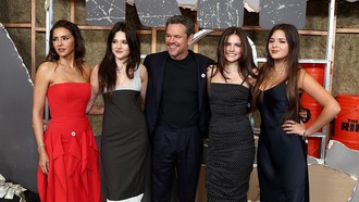 Momen Langka Matt Damon Tampil Bareng 3 Putri Cantiknya di Karpet Merah