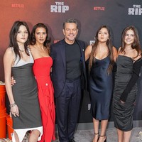 Penampilan putri-putri Matt Damon menuai perhatian karena pesona cantik mereka. Ketiga anak perempuannya mewarisi wajah rupawan sang ayah.  Foto: FilmMagic/John Nacion