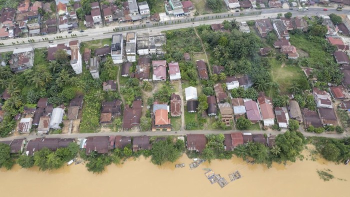Foto udara kawasan permukiman yang terdampak abrasi di tepi Sungai Batanghari, Muara Bulian, Batang Hari, Jambi, Rabu (14/1/2026). Pemerintah Kabupaten Batang Hari berencana melanjutkan proses relokasi 20 kepala keluarga (KK) yang terdampak abrasi Sungai Batanghari setempat pada tahun 2026, menyusul 30 KK yang telah direlokasi pada tahun 2022. ANTARA FOTO/Wahdi Septiawan/YU