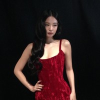 Jennie BLACKPINK mencuri atensi dengan gaun yang dikenakannya usai tampil di Golden Disc Awards 2026. Personel grup KPop BLACKPINK itu memakai gaun yang sama seperti Ningning aespa. Foto: Instagram