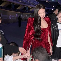 Saat berada di belakang panggung, Jennie BLACKPINK menutup bahunya dengan Theatre of Life Jacket yang senada, bernilai £1,950 atau Rp 44 juta. Ia memilih gaya minim perhiasan, namun tetap memikat dengan paduan heels Christian Louboutin. Foto: Instagram