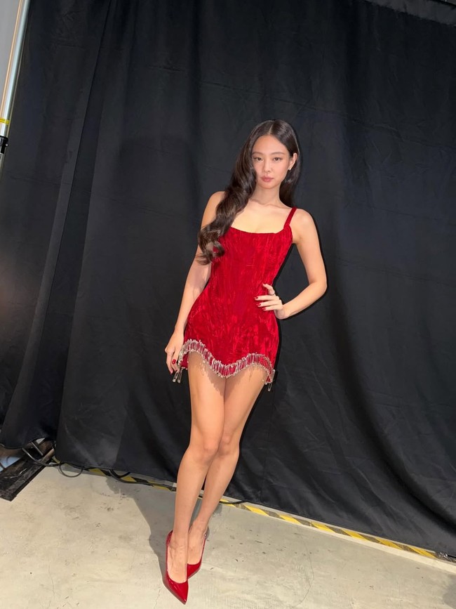 Seperti dilansir dari situs resminya, gaun Dilara Findikoglu dibanderol dengan harga fantastis mencapai £2,500 atau Rp 56 juta. Foto: Instagram