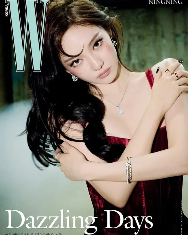 Meski memakai gaun yang sama, Jennie dan Ningning memancarkan pesona yang berbeda. Foto: Instagram