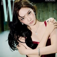 Meski memakai gaun yang sama, Jennie dan Ningning memancarkan pesona yang berbeda. Foto: Instagram