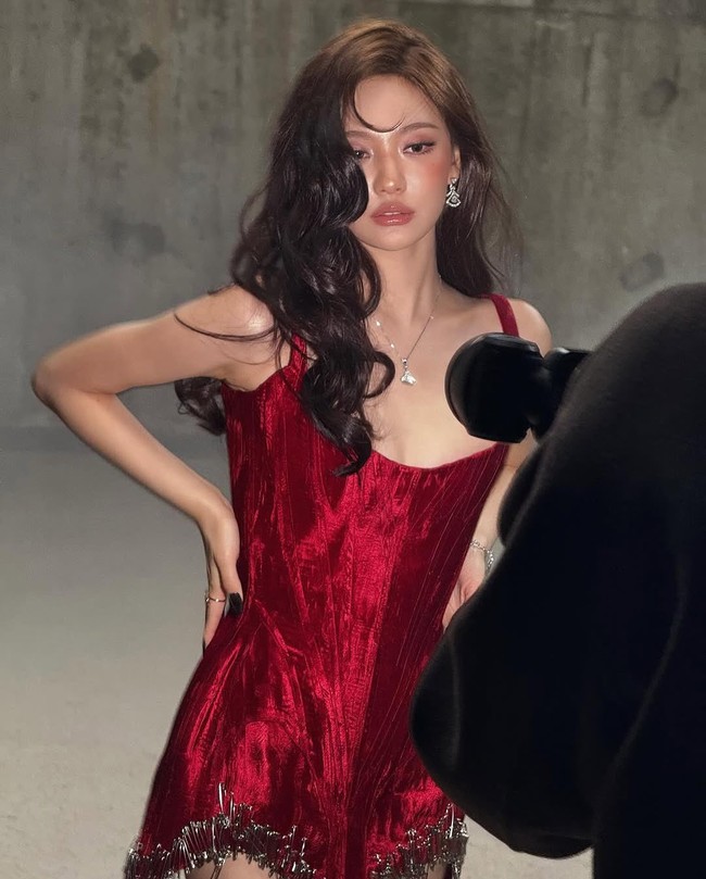 Ningning aespa lebih dulu memakai gaun merah tersebut untuk pemotretan majalah W Korea edisi Mei 2025. Foto: Instagram