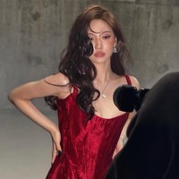 Ningning aespa lebih dulu memakai gaun merah tersebut untuk pemotretan majalah W Korea edisi Mei 2025. Foto: Instagram