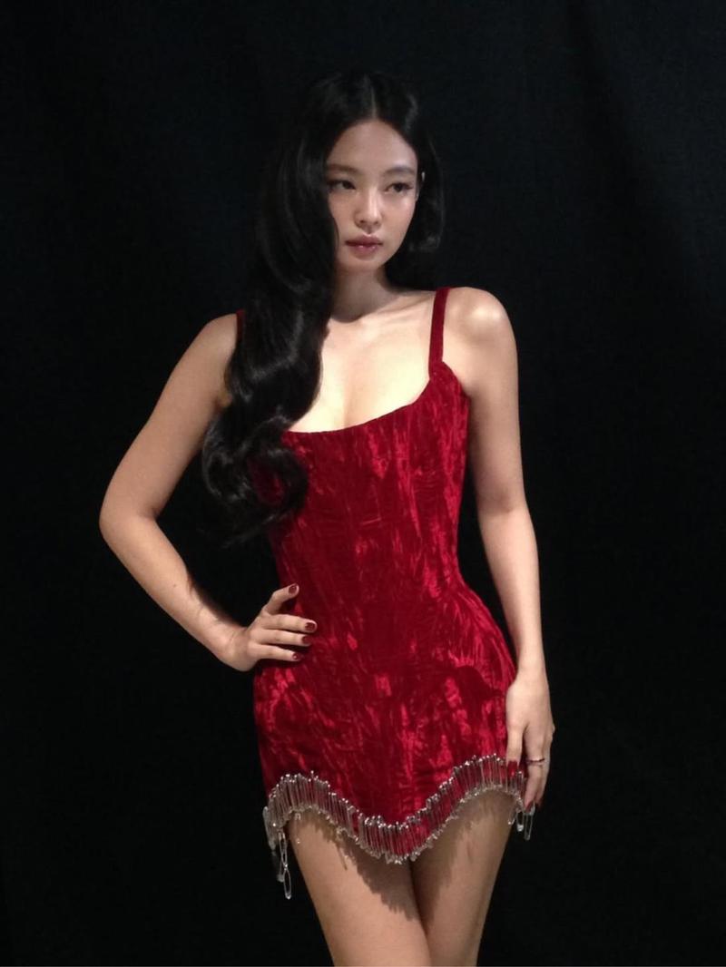 Adu Gaya Jennie BLACKPINK & Ningning aespa Pakai Gaun Merah Rp 56 Juta