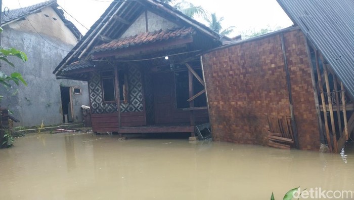 Pandeglang Masih Diguyur Hujan, Warga Khawatir Banjir Tinggi Lagi