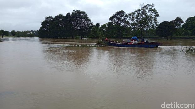 Akses jalan di Pandeglang tertutup air, warga mengandalkan perahu untuk mobilitas. (Aris Rivaldo/detikcom)