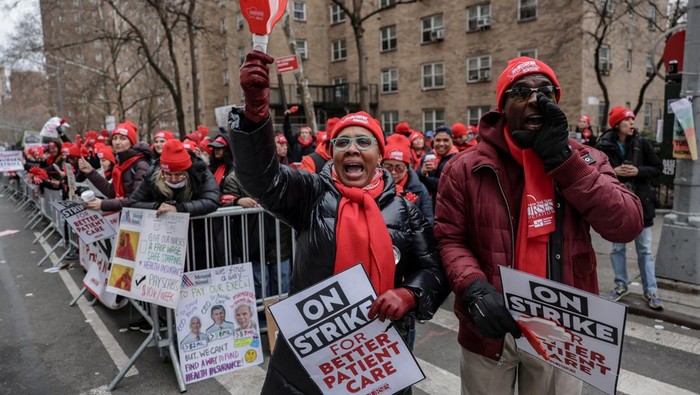 Members of the New York State Nurses Association union picket outside Mount Sinai Hospital, during their strike in New York City, U.S., January 14, 2026. REUTERS/Jeenah Moon      TPX IMAGES OF THE DAY