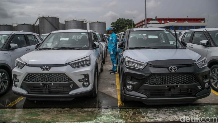Petugas melakukan pemeriksaan mobil yang siap ekspor dan impor di Indonesia Kendaraan Terminal (IPCC), Pelabuhan Tanjung Priok, Jakarta Utara, Kamis (15/1/2026).