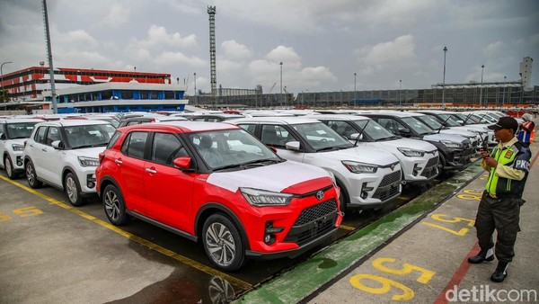 Aktivitas Ekspor Menggeliat, Deretan Mobil Diperiksa di Tanjung Priok