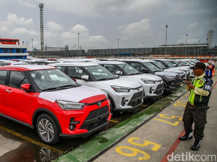 Aktivitas Ekspor Menggeliat, Deretan Mobil Diperiksa di Tanjung Priok