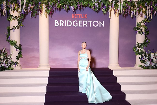 Dalam Bridgerton season 4, Yerin Ha memerankan Sophie, seorang pembantu yang setelah menghadiri pesta topeng berhasil mencuri perhatian dan hati Benedict Bridgerton, yang diperankan oleh Luke Thompson. Musim keempat Bridgerton akan tayang di Netflix pada 29 Januari. Foto: Getty Images/Stephane Cardinale