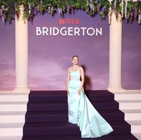 Dalam Bridgerton season 4, Yerin Ha memerankan Sophie, seorang pembantu yang setelah menghadiri pesta topeng berhasil mencuri perhatian dan hati Benedict Bridgerton, yang diperankan oleh Luke Thompson. Musim keempat Bridgerton akan tayang di Netflix pada 29 Januari. Foto: Getty Images/Stephane Cardinale