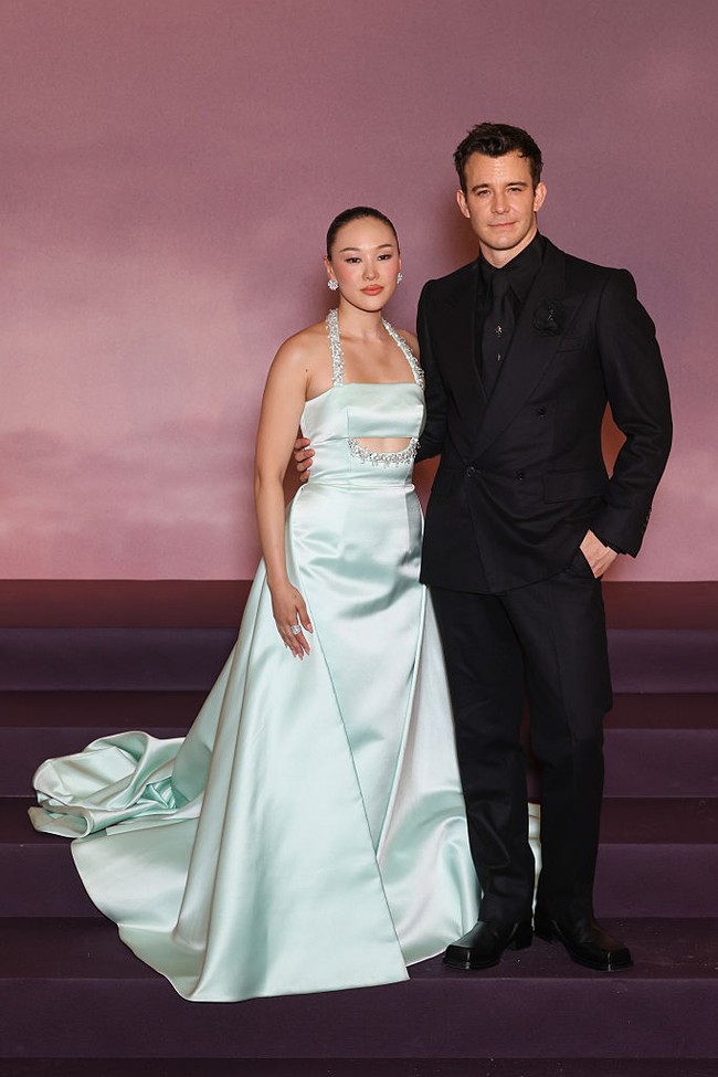 Saat hadir di premier Bridgerton season 4 di Paris, Rabu (14/1/2026), penampilan Yerin Ha mencuri atensi. Selain dia jadi sosok baru di Bridgerton, gayanya dengan gaun bak Cinderella pun memukau. Foto: Getty Images/Stephane Cardinale