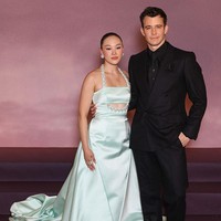 Saat hadir di premier Bridgerton season 4 di Paris, Rabu (14/1/2026), penampilan Yerin Ha mencuri atensi. Selain dia jadi sosok baru di Bridgerton, gayanya dengan gaun bak Cinderella pun memukau. Foto: Getty Images/Stephane Cardinale