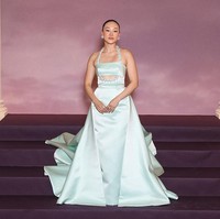 Yerin Ha memancarkan pesona putri dari negeri dongeng dalam balutan gaun Prada berwarna biru mint. Gaun Prada tanpa lengan ini memiliki garis leher halter dan detail cut-out kecil di bawah dada, yang dipertegas dengan hiasan kristal berkilau yang juga menghiasi bagian tali. Rok gaun yang bervolume menjuntai dramatis. Foto: Getty Images/Stephane Cardinale