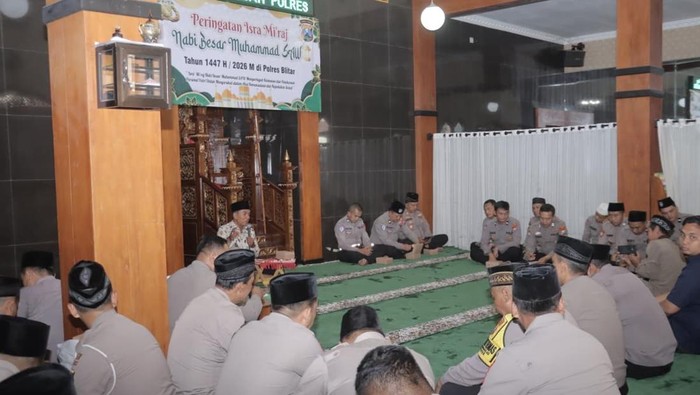 Anggota Polres Blitar mengikuti Isra Mikraj di Masjid At-Taubah