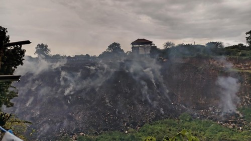 Asap akibat pembakaran sampah meresahkan warga di kawasan galian C Desa Kutuh, Kecamatan Kuta Selatan, Badung. Kamis (15/1/2026). (Dok. Istimewa)