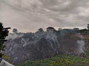 Asap Pembakaran Sampah Kepung Pemukiman Warga Kampial-Kutuh, Warga Mengeluh