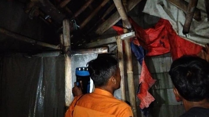 Atap Rumah Warga Ambruk Diterjang Hujan Deras-Angin Kencang di Bogor