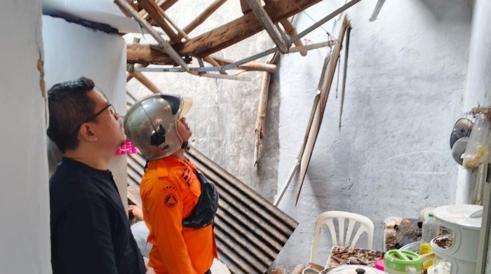 Atap Rumah Warga di Tanah Sareal Bogor Ambruk Diterjang Hujan Deras