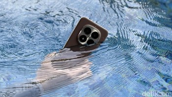 Redmi Note 15 series di Pro Seriesnya tahan di dalam air hingga kedalaman sekitar 2 meter. Selain itu, keunggulan lainnya adalah hadirnya AI wet touch 2.0. Hal tersebut membuat layarnya tetap dapat dioperasikan dengan baik, meskipun terkena air, minyak, busa, ataupun cairan lainnya. Foto: Panji Saputro/detikINET