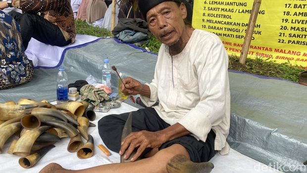 Kabul Pamungkas (72), pemilik jasa layanan terapi bekam menggunakan tanduk sapi liar di acara peringatan Hari Desa Nasional 2026 di Lapangan Desa Butuh, Kecamatan Mojosongo, Kabupaten Boyolali, Kamis (15/1/2026).