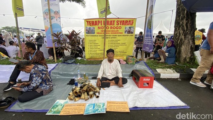 Kabul Pamungkas (72), pemilik jasa layanan terapi bekam menggunakan tanduk sapi liar di acara peringatan Hari Desa Nasional 2026 di Lapangan Desa Butuh, Kecamatan Mojosongo, Kabupaten Boyolali, Kamis (15/1/2026).